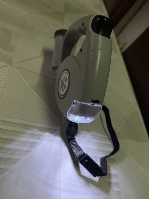 Trela Retrátil 3 em 1 para Cães – LED + Porta-Sacos + 5m | Nova