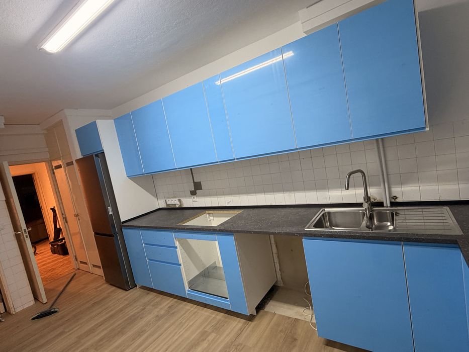 Montagens de mobiliário e cozinhas em geral.