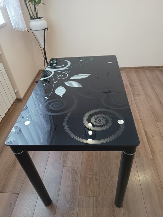 Sprzedam stół z krzesłami