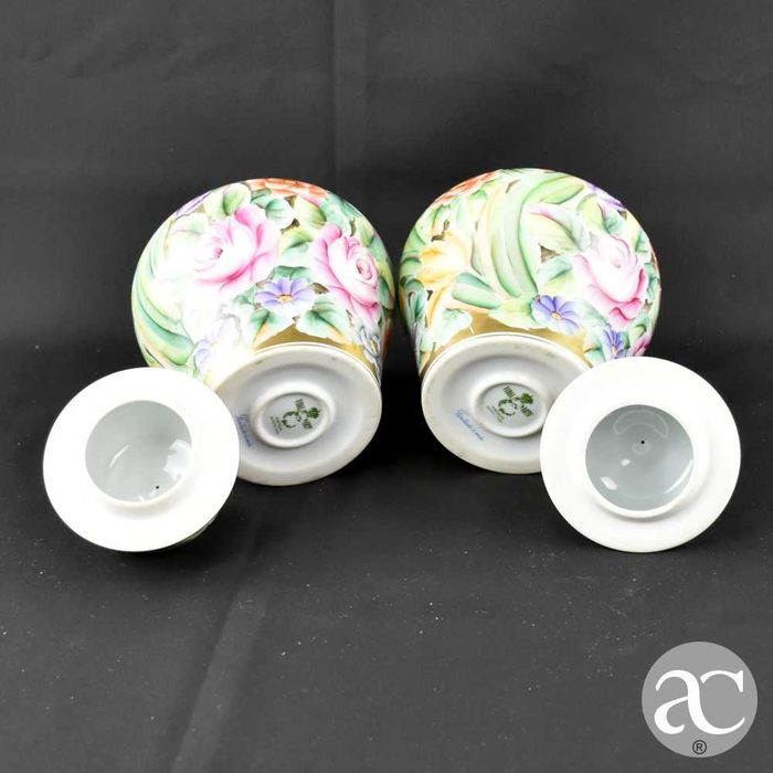 Par de potes com tampa em porcelana Vidal Arte, pintado a ouro e à mão