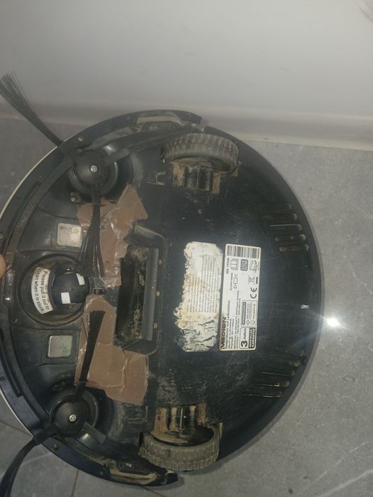 robot odkurzający ze stacją ładującą i pilot