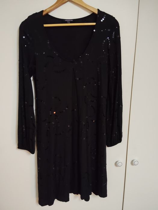 Lindo Vestido Preto com Lantejoulas Marca Marylin & John