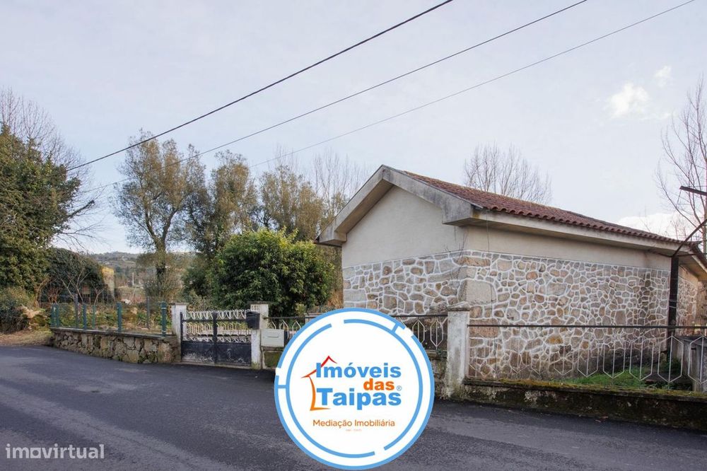 Vende-se Moradia Individual e rés-do-chão - T2