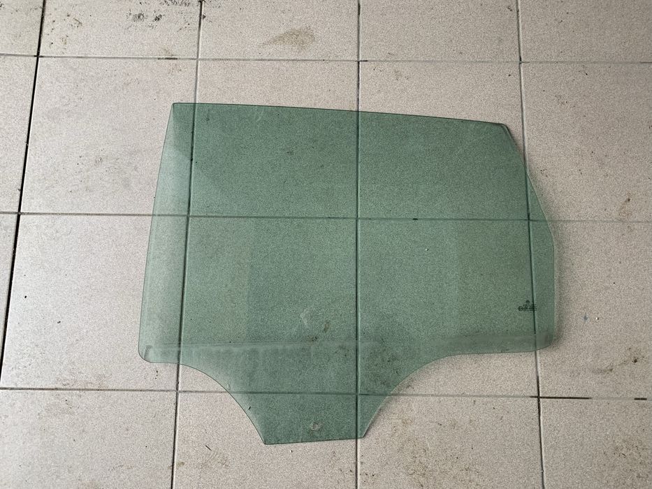 Скло задній лівих дверей на Volkswagen Polo 9N