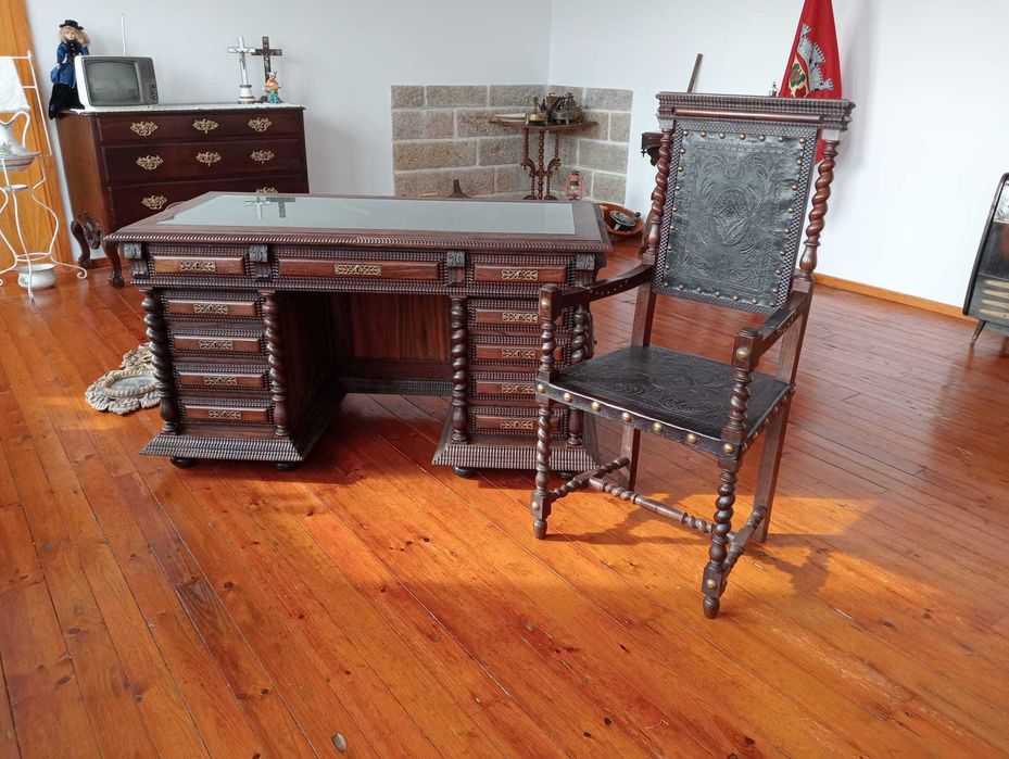 Secretária em Pau Santo