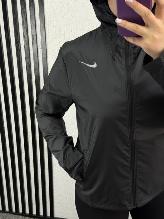 Жіноча вітровка Nike