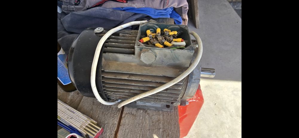 Электродвигатель асинхронный 2.2кВт 2600об
Запускается но через какое