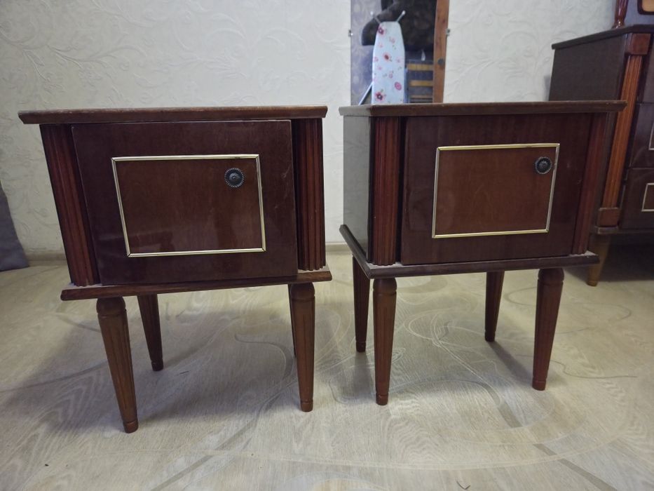 Комод з дзеркалом і дві приліжкові тумби