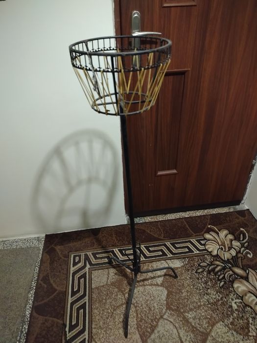 Kwietnik metalowy.