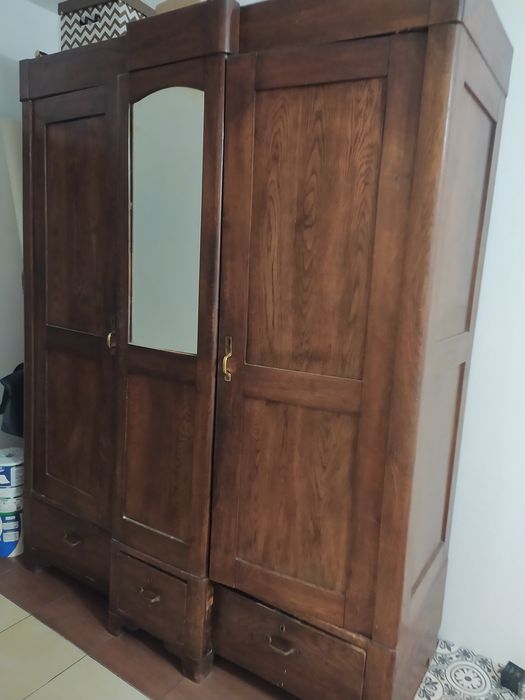 Duża drewniana szafa