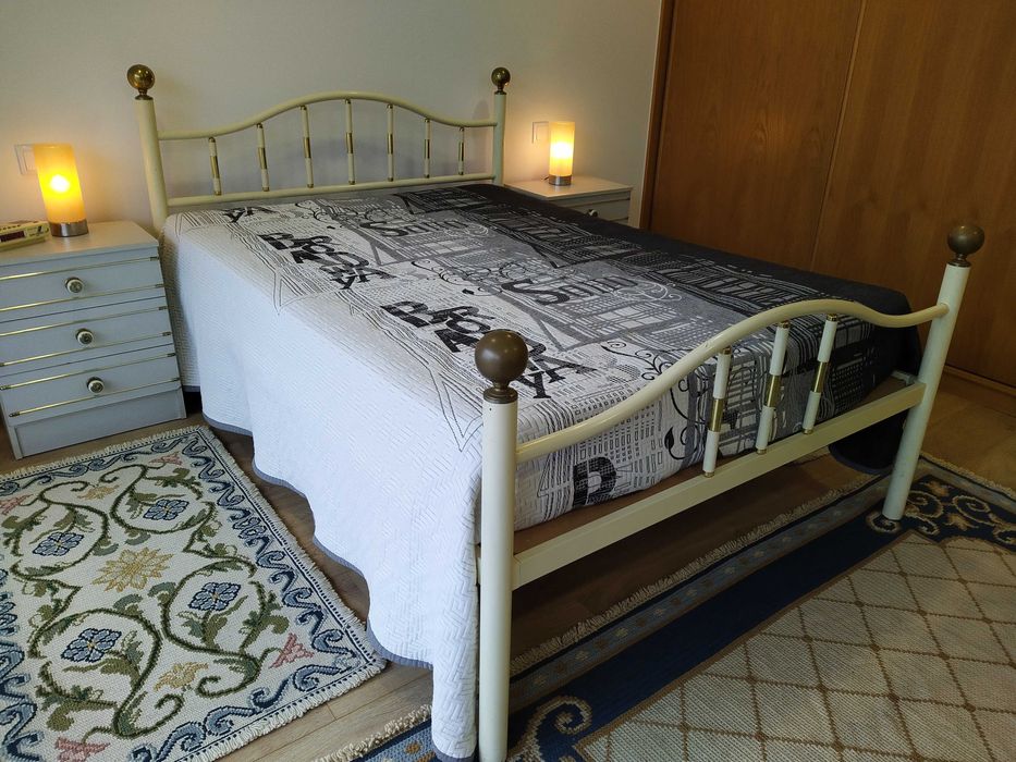 Cama de ferro de casal, com mesas de cabeceira