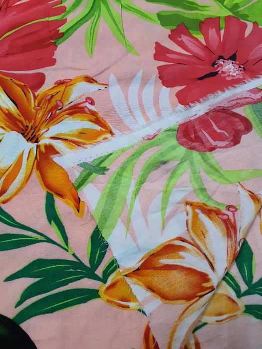 Tkanina w duże kwiaty szer.140 cm.