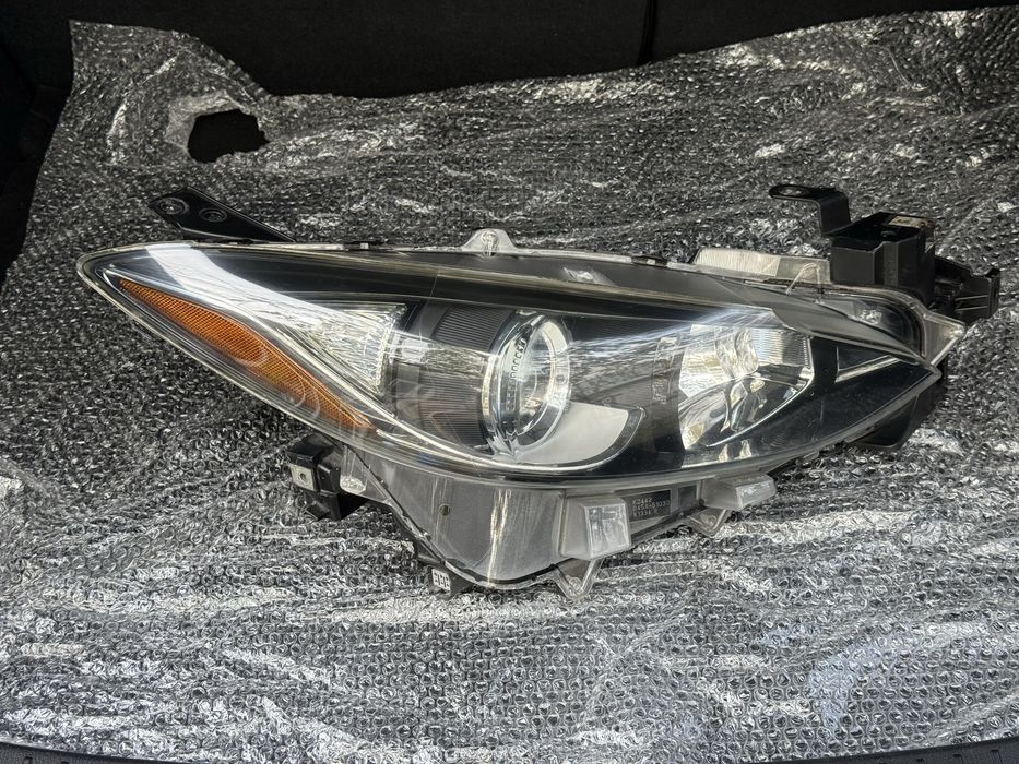 Права фара на Mazda 3 2013-2016 рік, ідеальний стан