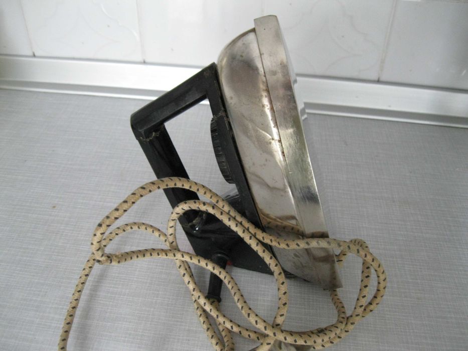 Утюг в рабочем состоянии .