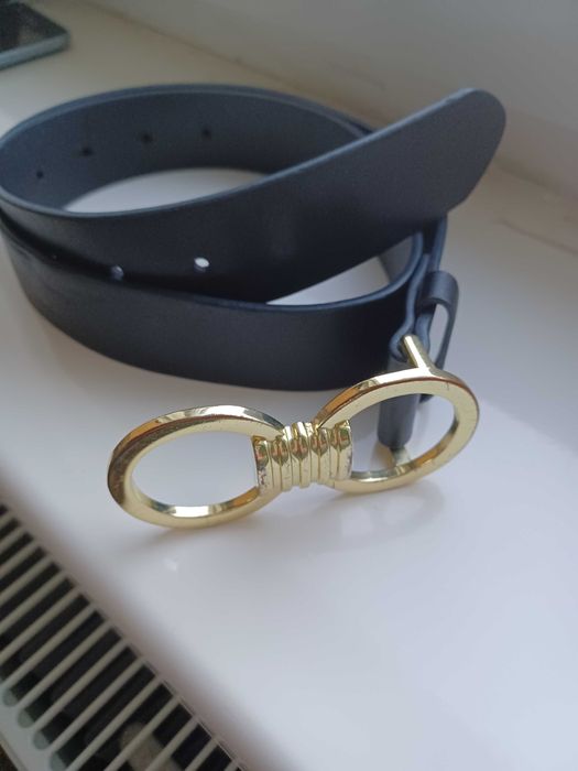Czarny pasek złota klamra dwa duże koła marki Topshop.