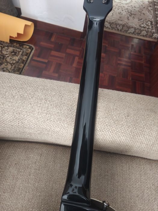 ESP LTD EC-331FR Black (Com Floyd Rose e Captadores Ativos)