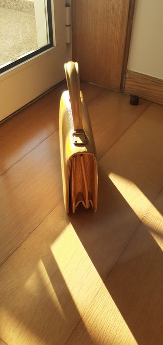 Carteira de mão em pele