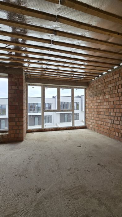 Продається крайній таунхаус 5 км від майдану.