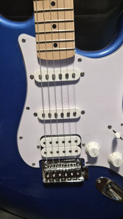 Guitarra Eléctrica Squier + AMP