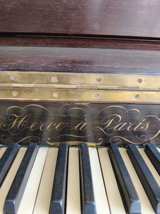 Piano Vertical Antigo Herce à Paris