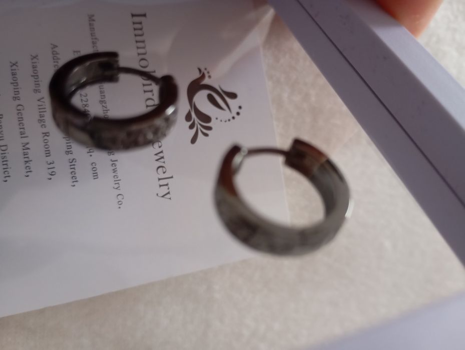 Par de brincos da marca Immobird unisexo

- Design unisexo.
- Cor pret