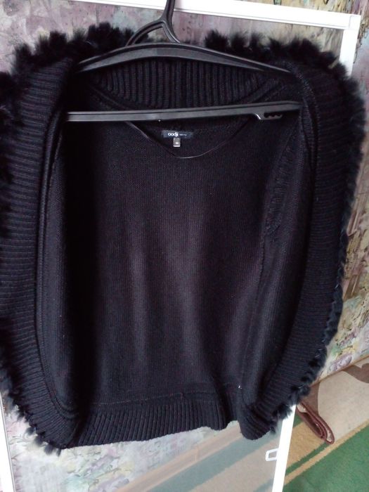 Вязанная жилетка с меховой отделкой