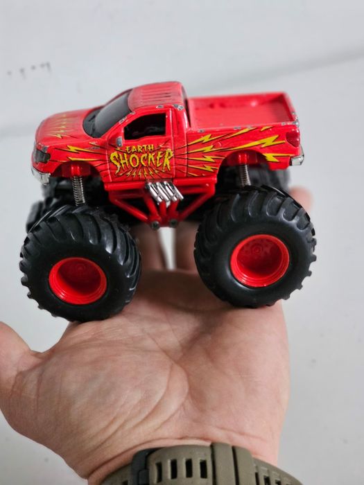 Auto Earth Shockers Maisto