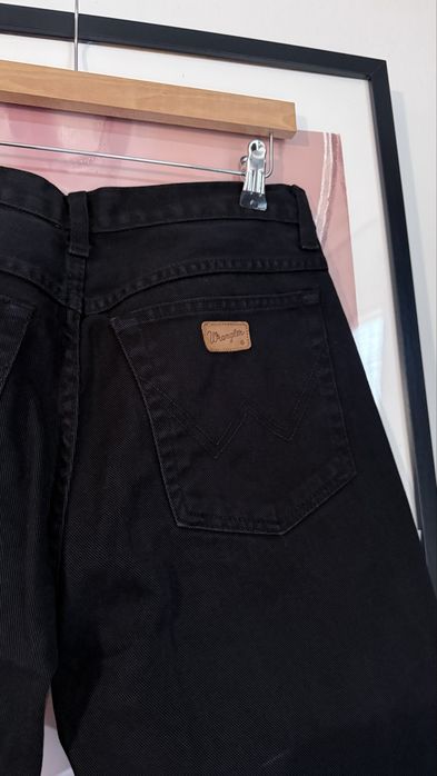 Czarne spodnie proste wrangler jeansy