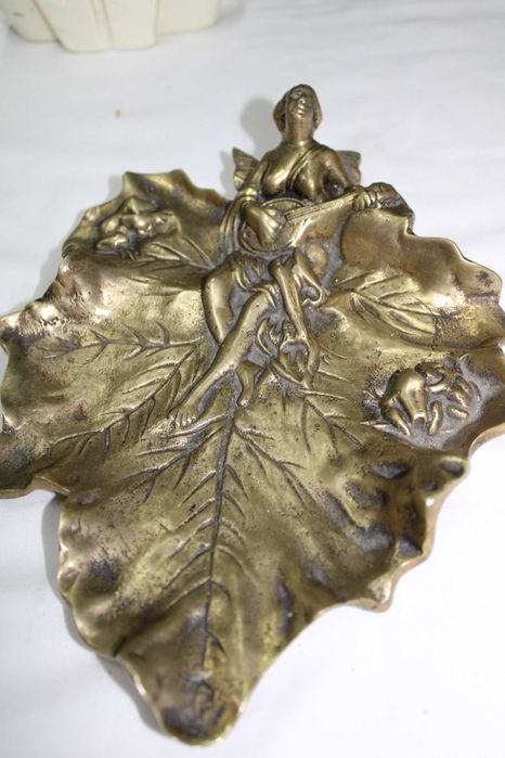 Cinzeiro Arte Nova em bronze, com 24 cm, figura musical, sobre parra