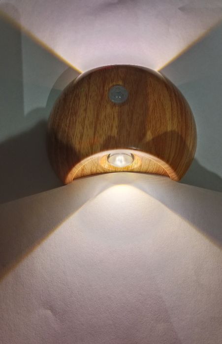 Nowoczesna lampka z czujnikiem ruchu