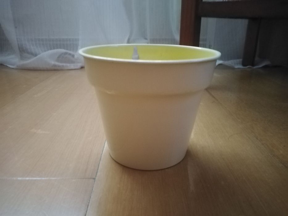 Vendo vasos amarelo para fores bom estado