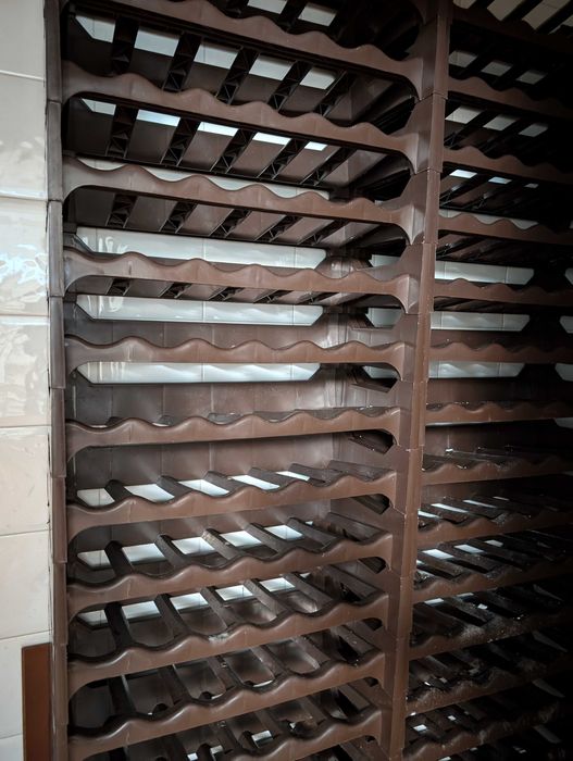 Prateleira para vinhos em muito bom estado, empilhável
