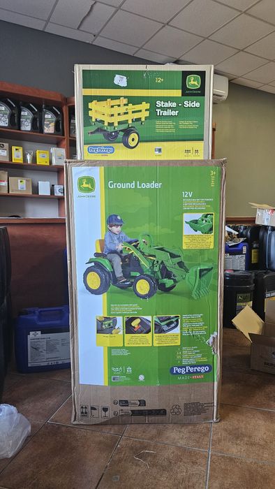 Ciągnik z przyczepką  i koparka  John Deere  PegPerego