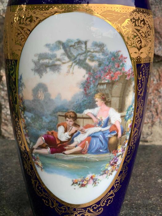 Старовинні вази .Чарівна ваза Limoges Veritable Bleu du Four Rehausse