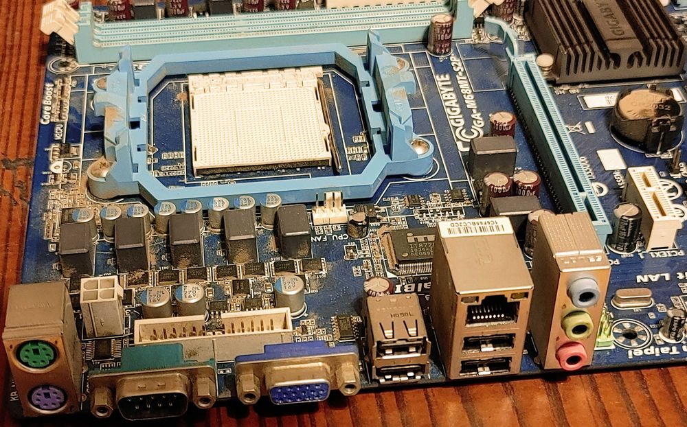 Материнська плата Gigabyte GA-M68MT-S2P AM3 DDR3 + CPU Phenom 4X ядра