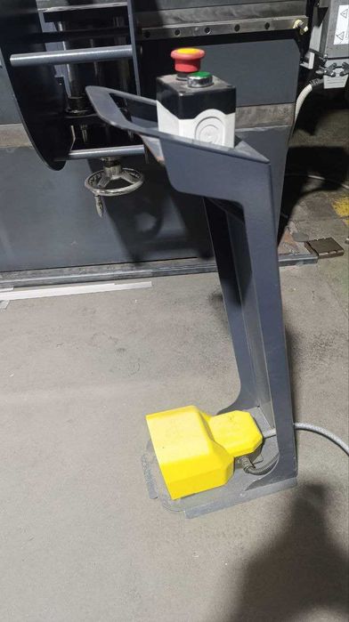 Листогиб DENER 3000 мм робоче поле 220 тон гибка 3000 мм гідравлічний