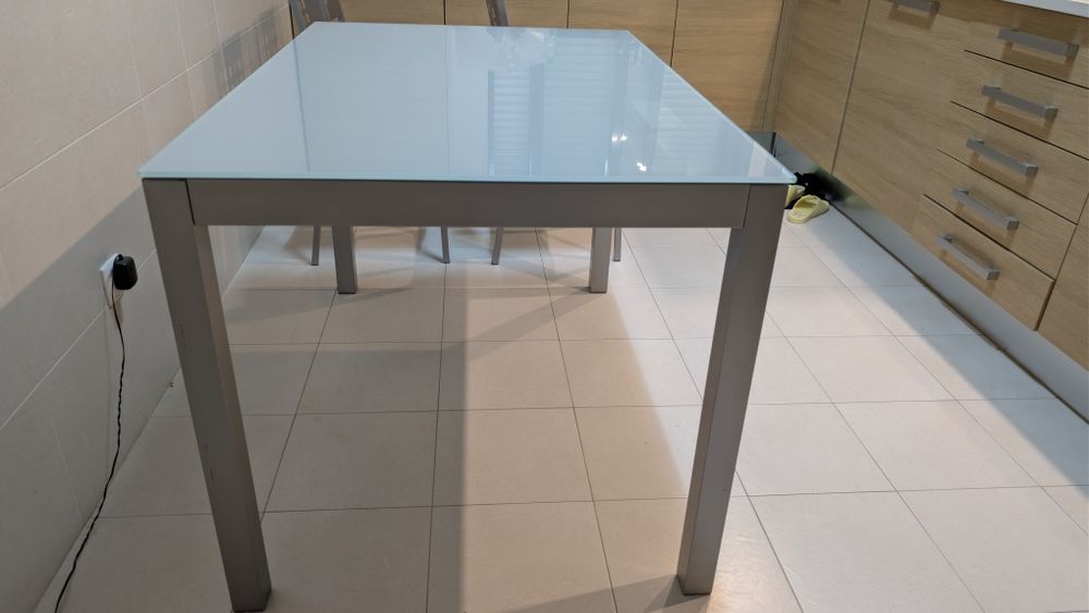 Mesa de cozinha ou escritório com tampo em vidro