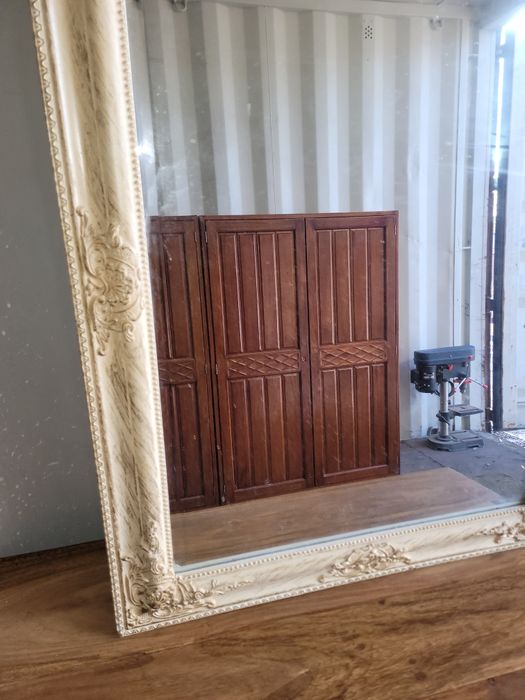 Lustro w drewnianej ramie