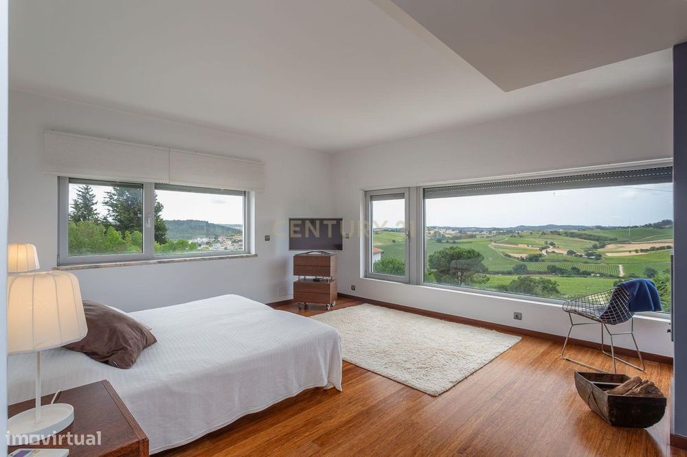 Moradia de Luxo Isolada com Piscina , elevador, mobilada e Vista Desaf