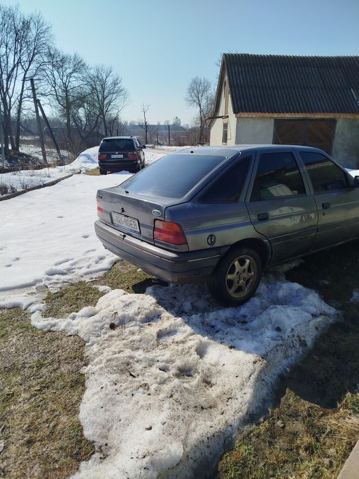 Форд ескорт. 1.4 бензин.750Цікавить обмін.