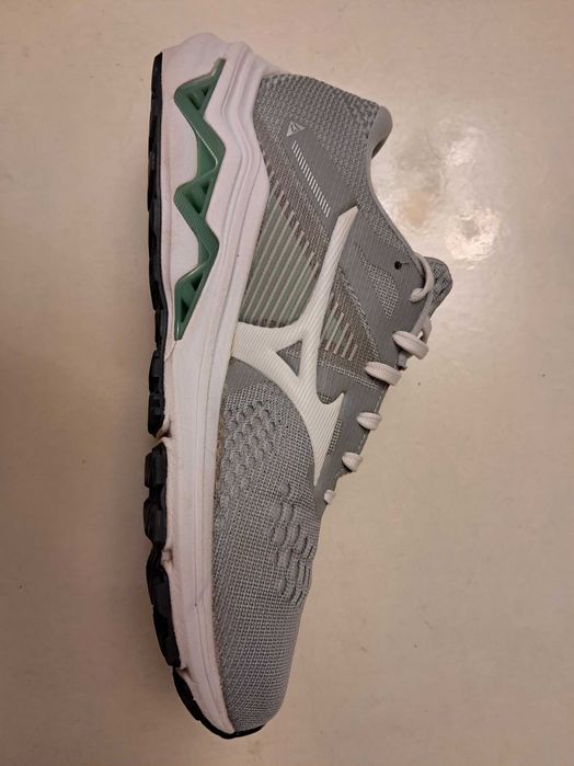 Оригинальные кроссовки MIZUNO   размер 38.5