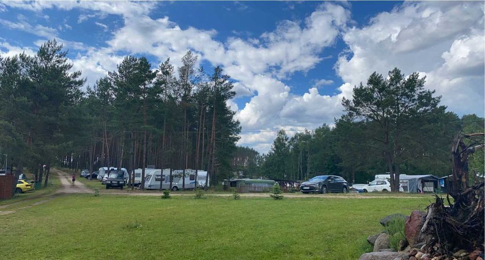 Pole Namiotowe, Camping