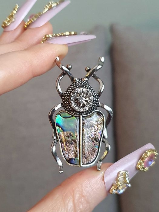 Broche / pregadeira / ou pendente escaravelho insecto, com concha