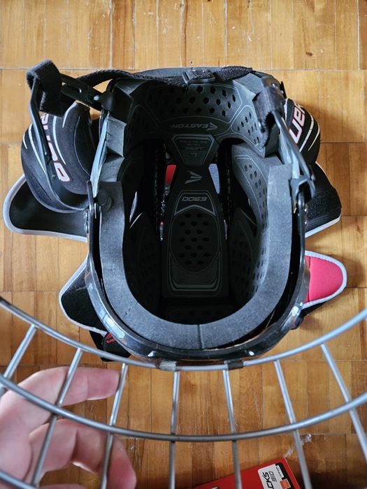 Хокейна форма шолом Easton та нагрудник Bauer