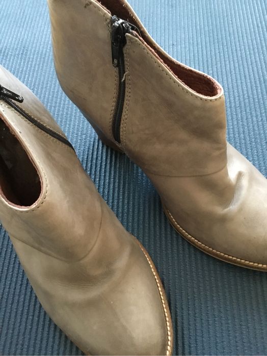 Skórzane botki na obcasie Clarks z TK Maxx