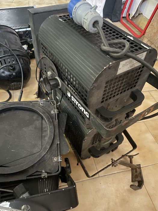 Lote iluminação profissional de palco +mesa+dimmers + de 20 progetores