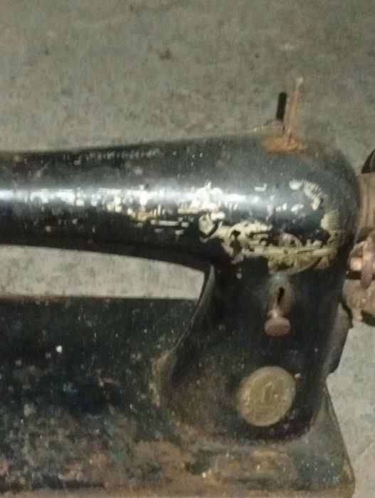 Máquina de Costura muito antiga precisa reparação