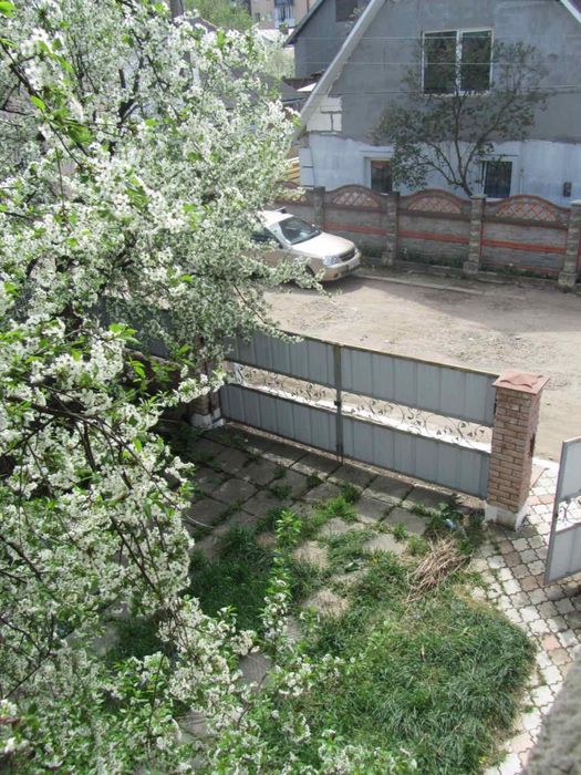 Продається півторачка напівособняк в центрі міста