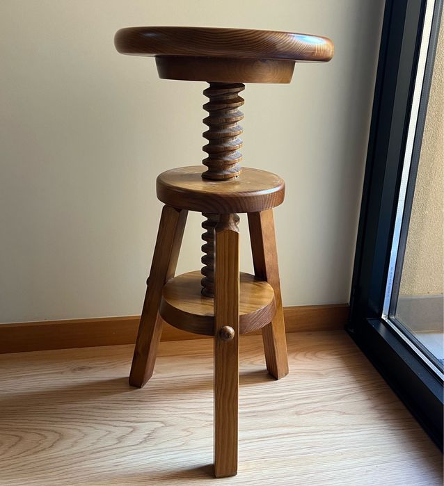 Banco giratório redondo em madeira (pinho tratado)