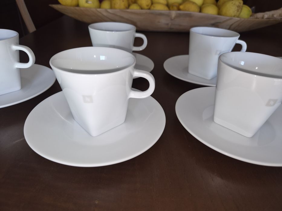 Conjunto 9 Chávenas Nespresso com Pires – Como Novas